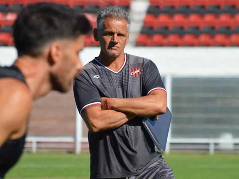 Jugó en Italia, fue bicampeón en Colo Colo y ahora dirige en tercera de Argentina