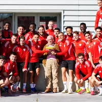 Alexis ayuda con la torta en especial cumpleaños para el Sevilla
