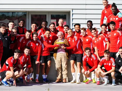 Alexis ayuda con la torta en especial cumpleaños para el Sevilla