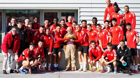 Alexis y Suazo festejaron un especial cumpleaños en el Sevilla.