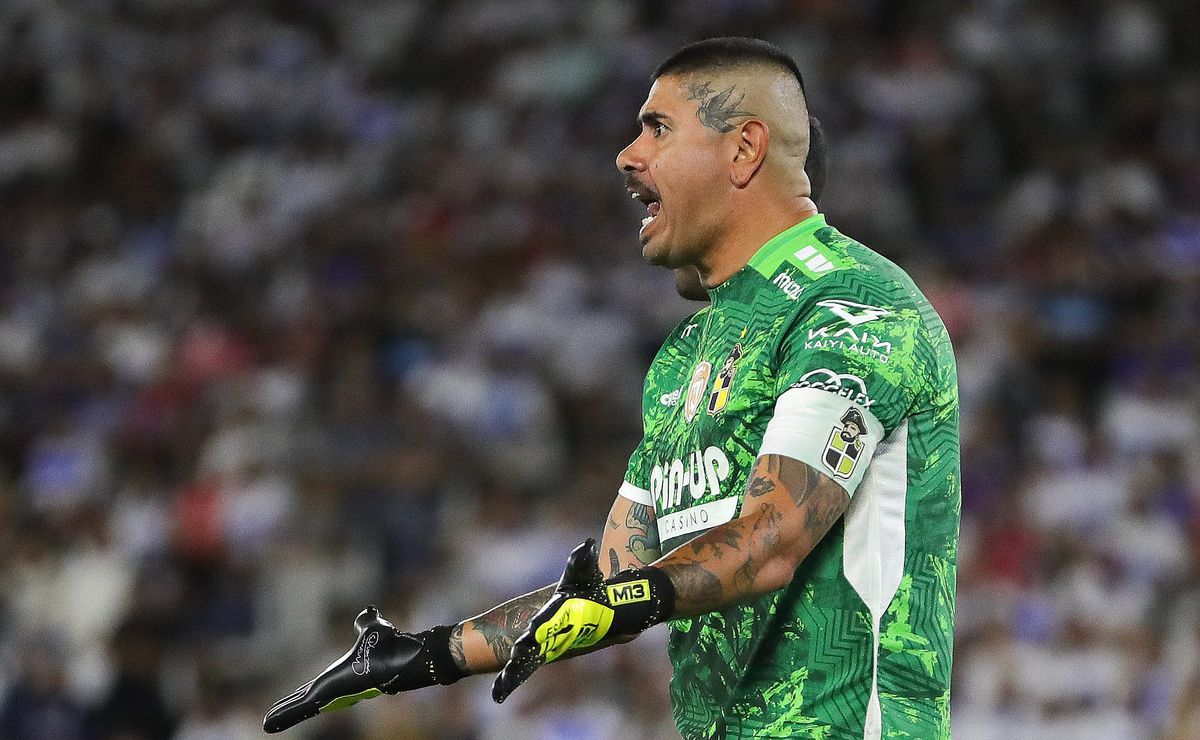 Hinchas de la UC arremeten contra Mono Sánchez y así reacciona el portero: “Bien picados”