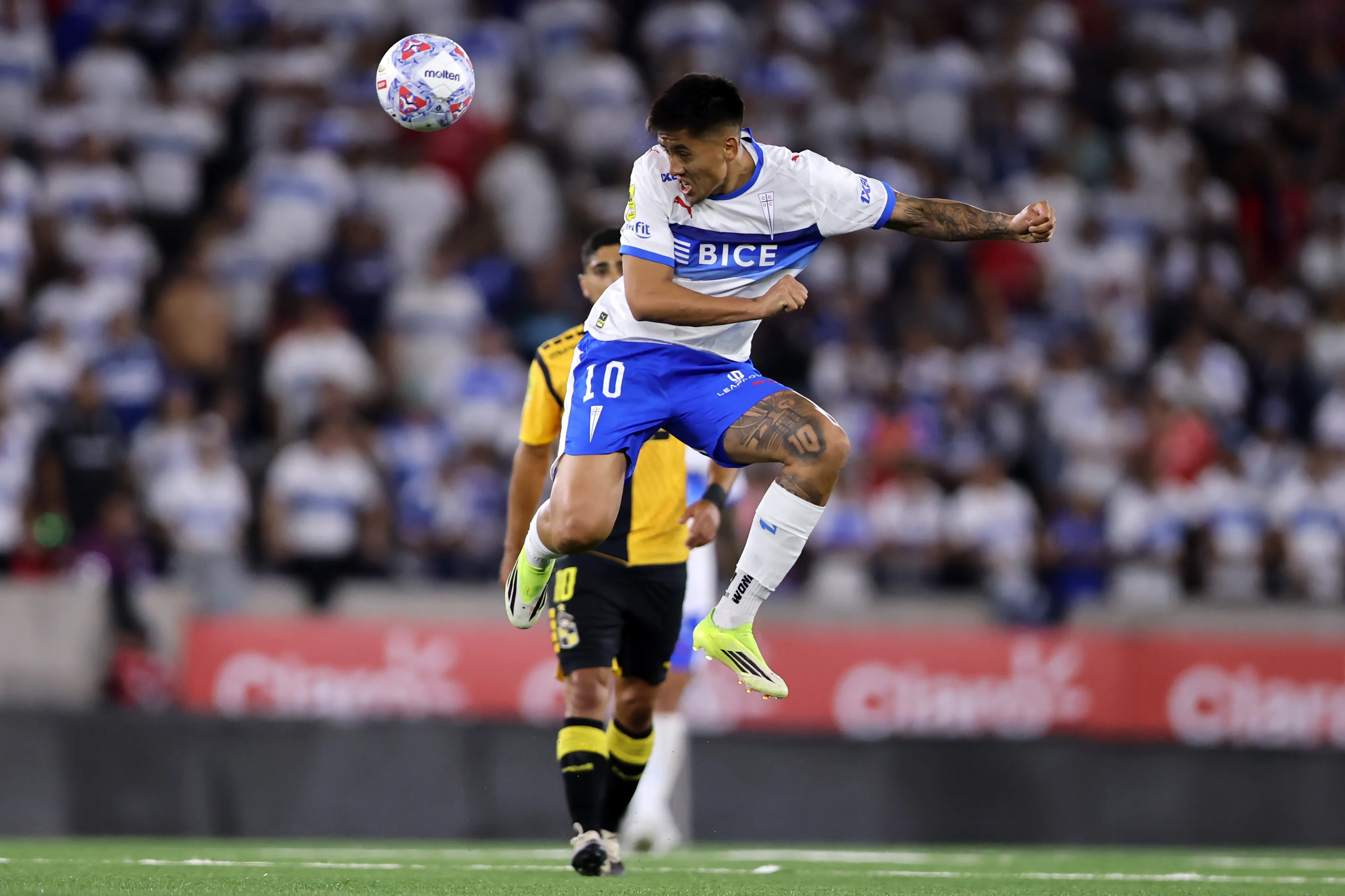 Palavecino aún no logra convencer en la UC y sufre con los cuestionamientos.