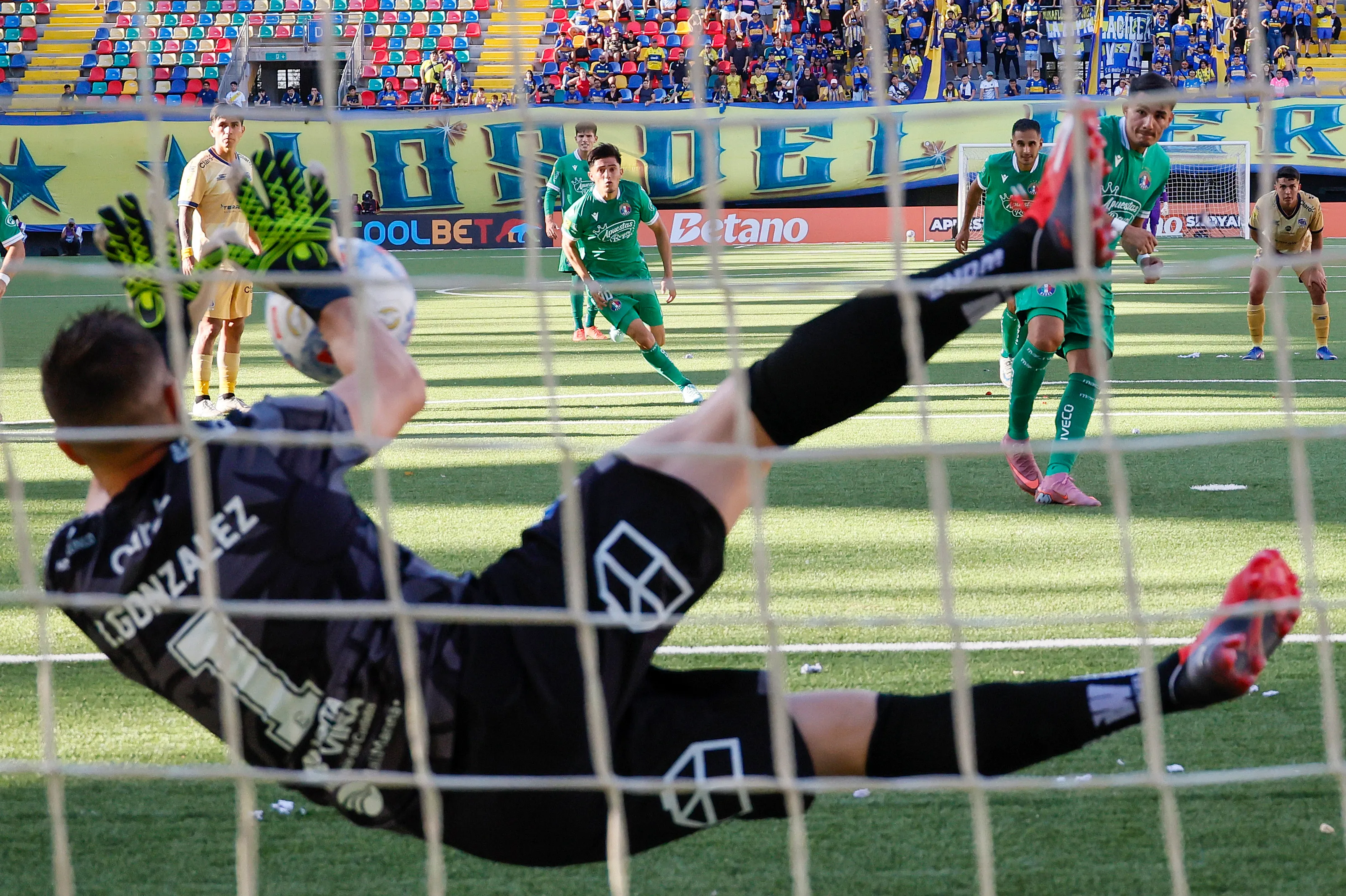 El penal tapado por Nacho González | Photosport