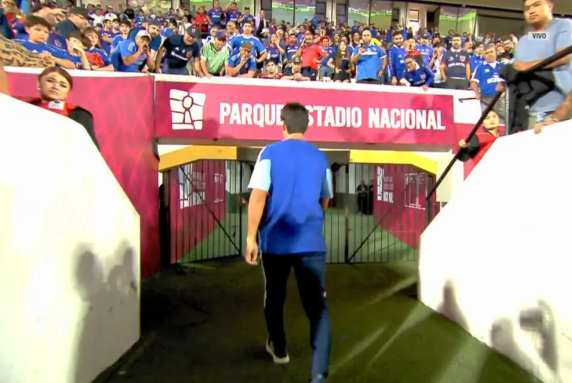 Francisco Meneghini dejó la cancha del Estadio Nacional en medio de fuertes insultos de los hinchas de la U. Foto: TNT Sports.