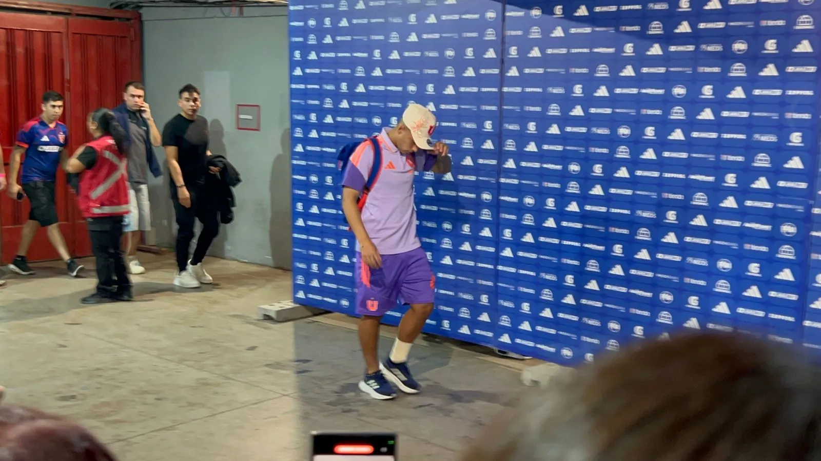 Lucas Assadi en la salida del Estadio Nacional. (Foto: Cristián Fajardo | RedGol).
