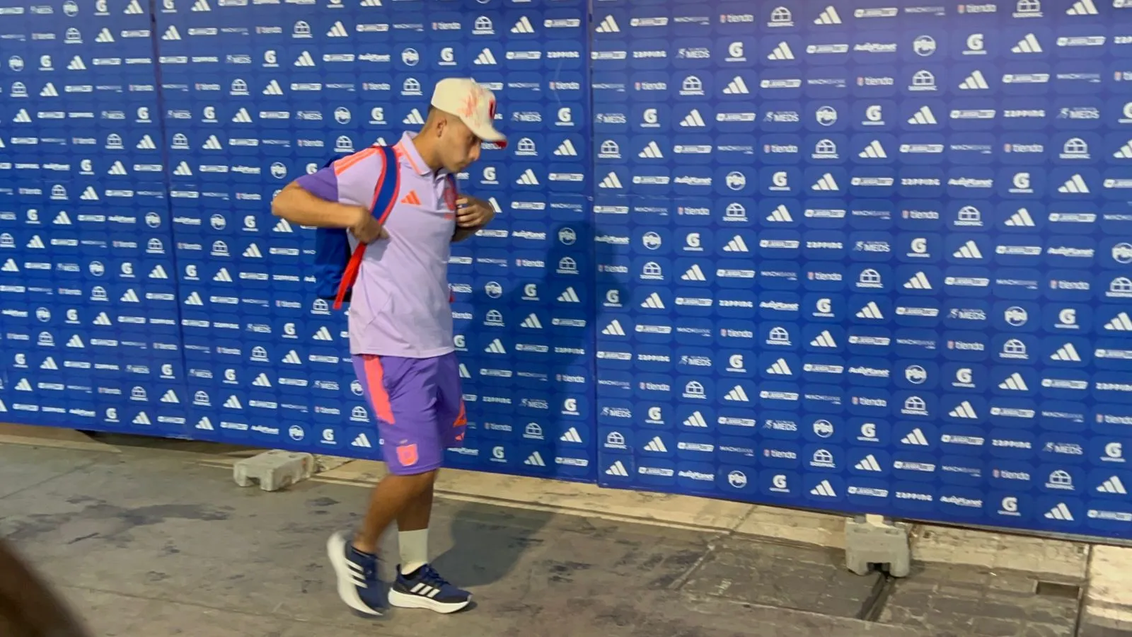 Otra imagen del cabizbajo Lucas Assadi en el pasillo que da a la entrada principal del Estadio Nacional. (Foto: Cristián Fajardo | RedGol).