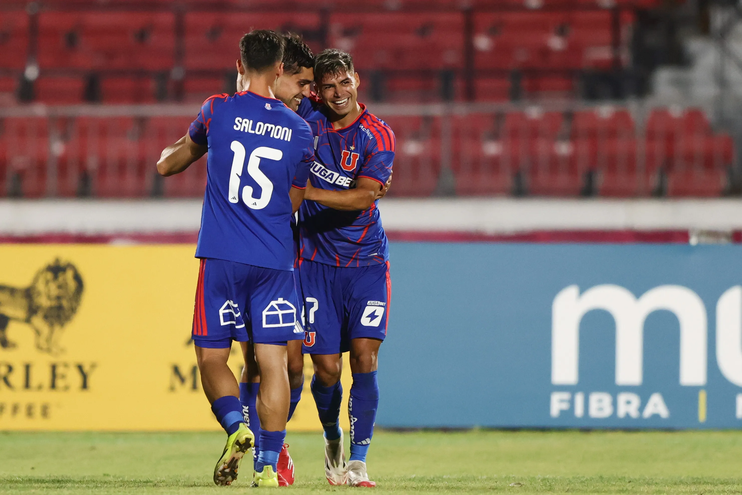 Felipe Salomoni y Fabián Hormazábal festejan el gol del Nico Ramírez. (Felipe Zanca/Photosport).