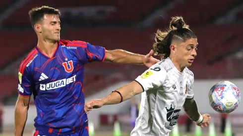 Felipe Salomoni disputa un balón con Joaquín Montecinos de Deportes Limache.