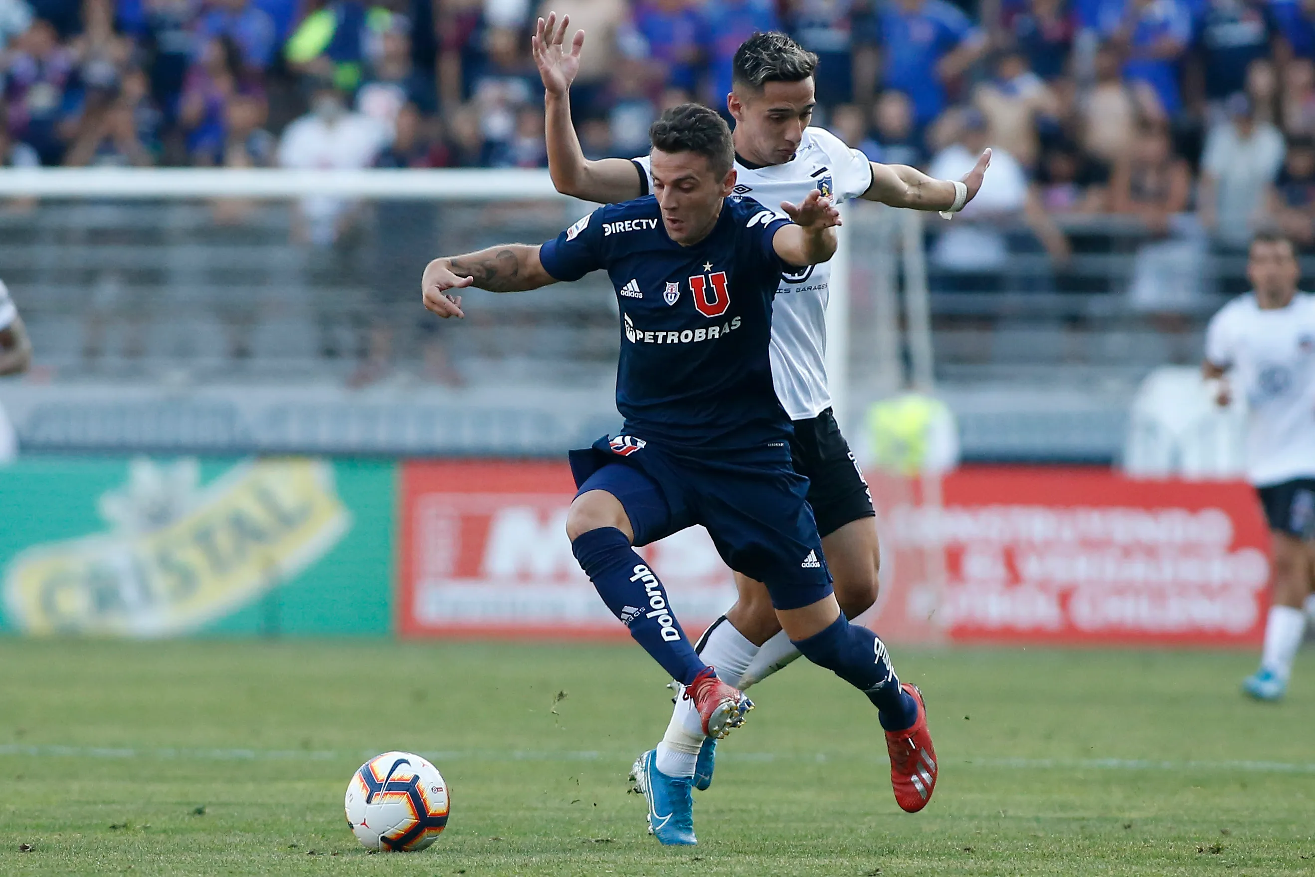 Branco Provoste ante Walter Montillo en la final de la Copa Chile que Colo Colo le ganó a la U en Temuco. (Raul Zamora/Photosport).