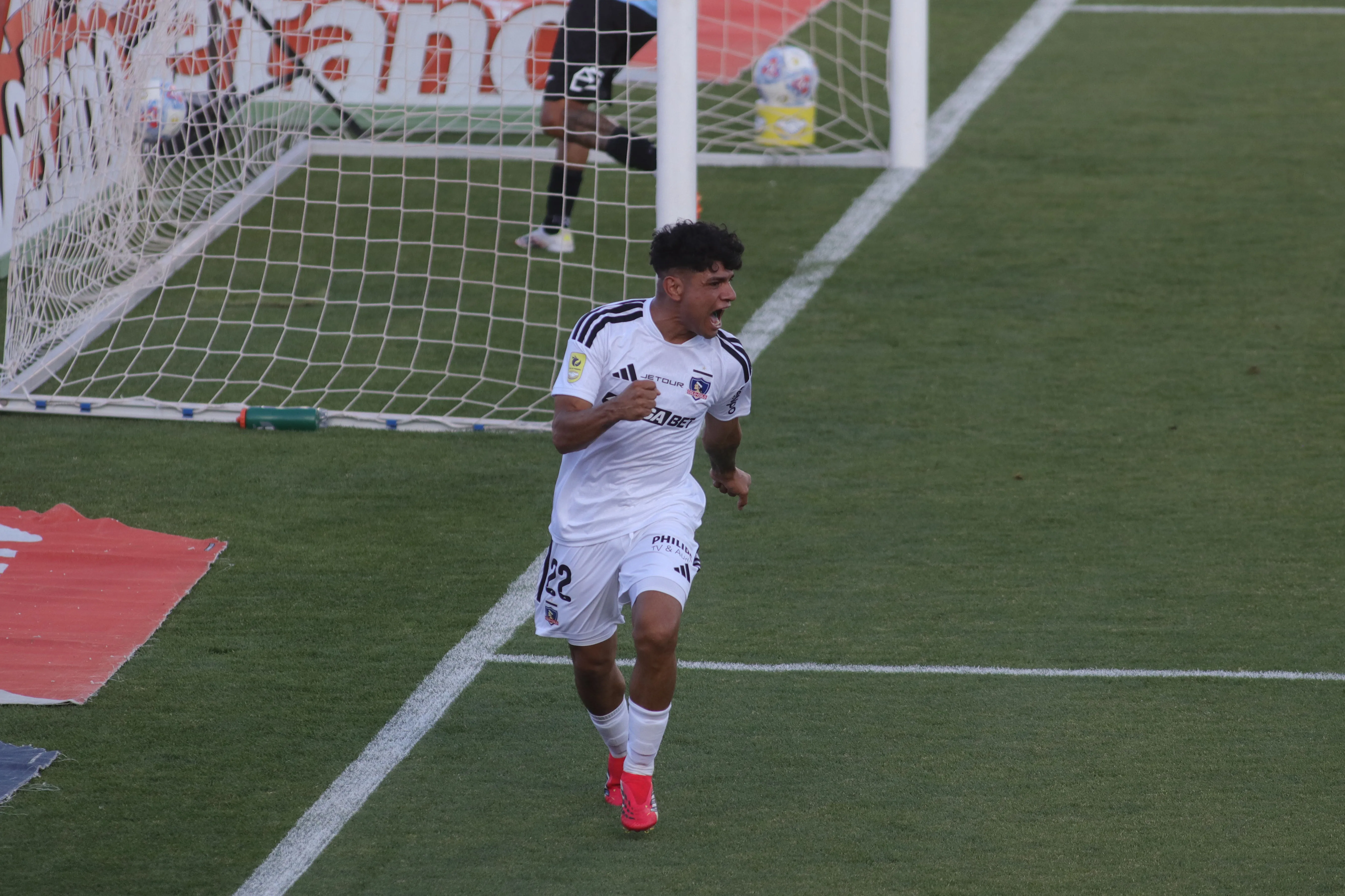 El festejo fervoroso de Aquino ante los celestes. (Jorge Loyola/Photosport).