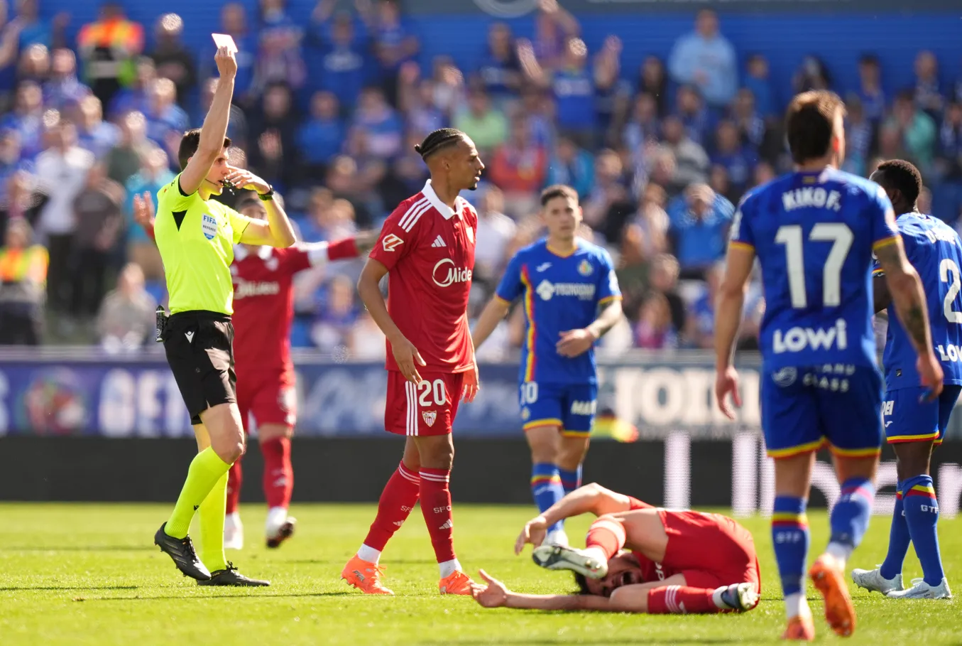 Gabriel Suazo preocupó a todo Sevilla luego de salir con molestias antes del clásico con el Betis. Foto: Getty Images.