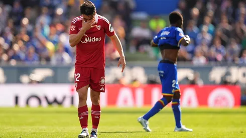 Gabriel Suazo preocupó al Sevilla con su salida tras un duro golpe.