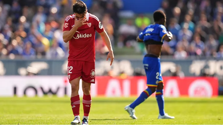 Gabriel Suazo preocupó al Sevilla con su salida tras un duro golpe.