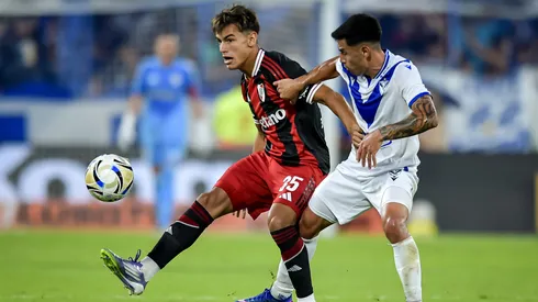 Claudio Baeza enfrenta a Joaquín Freitas de River Plate.
