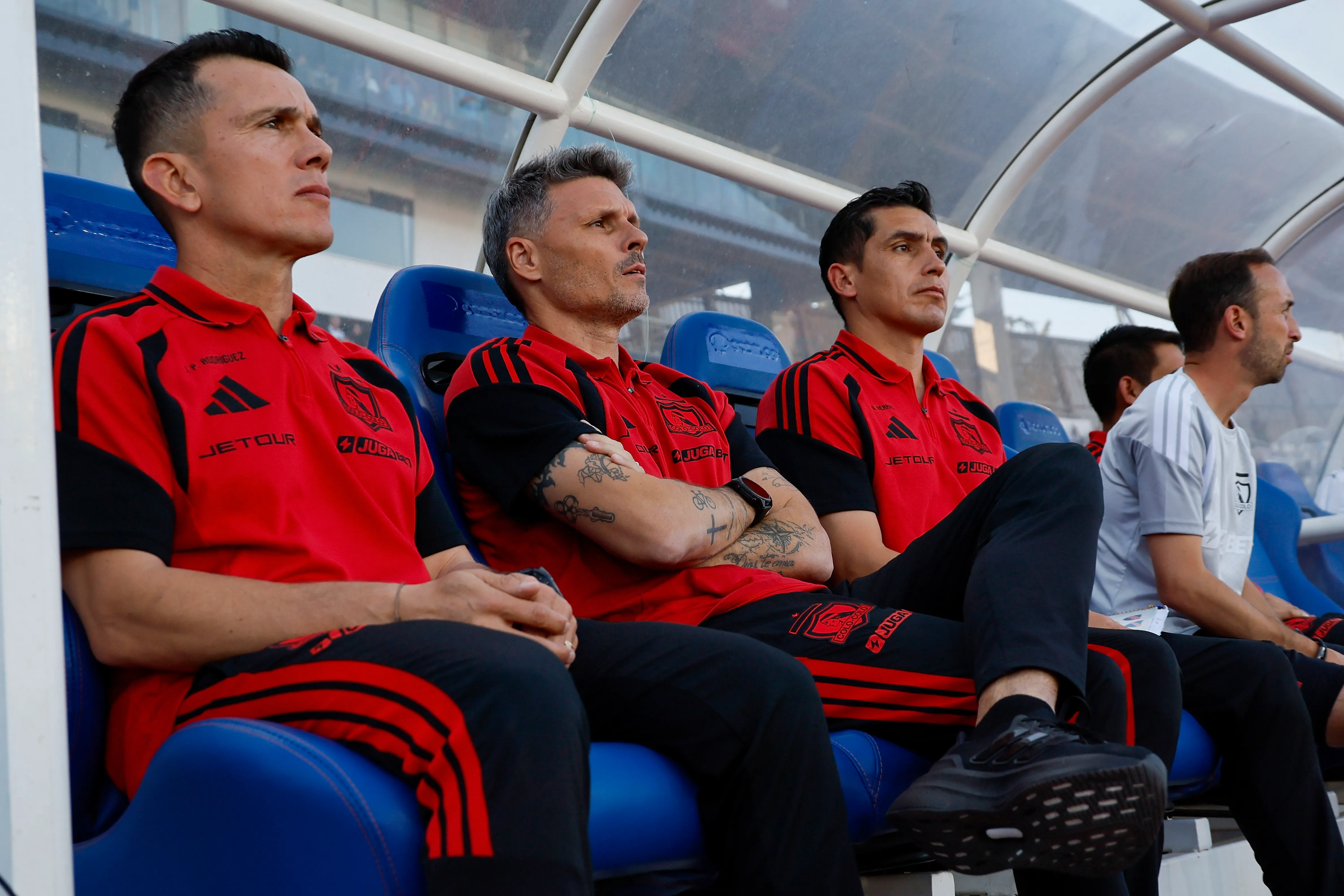 Uno de los miembros del cuerpo técnico de Fernando Ortiz en Colo Colo fue expulsado con una dura acusación. Foto: Photosport.