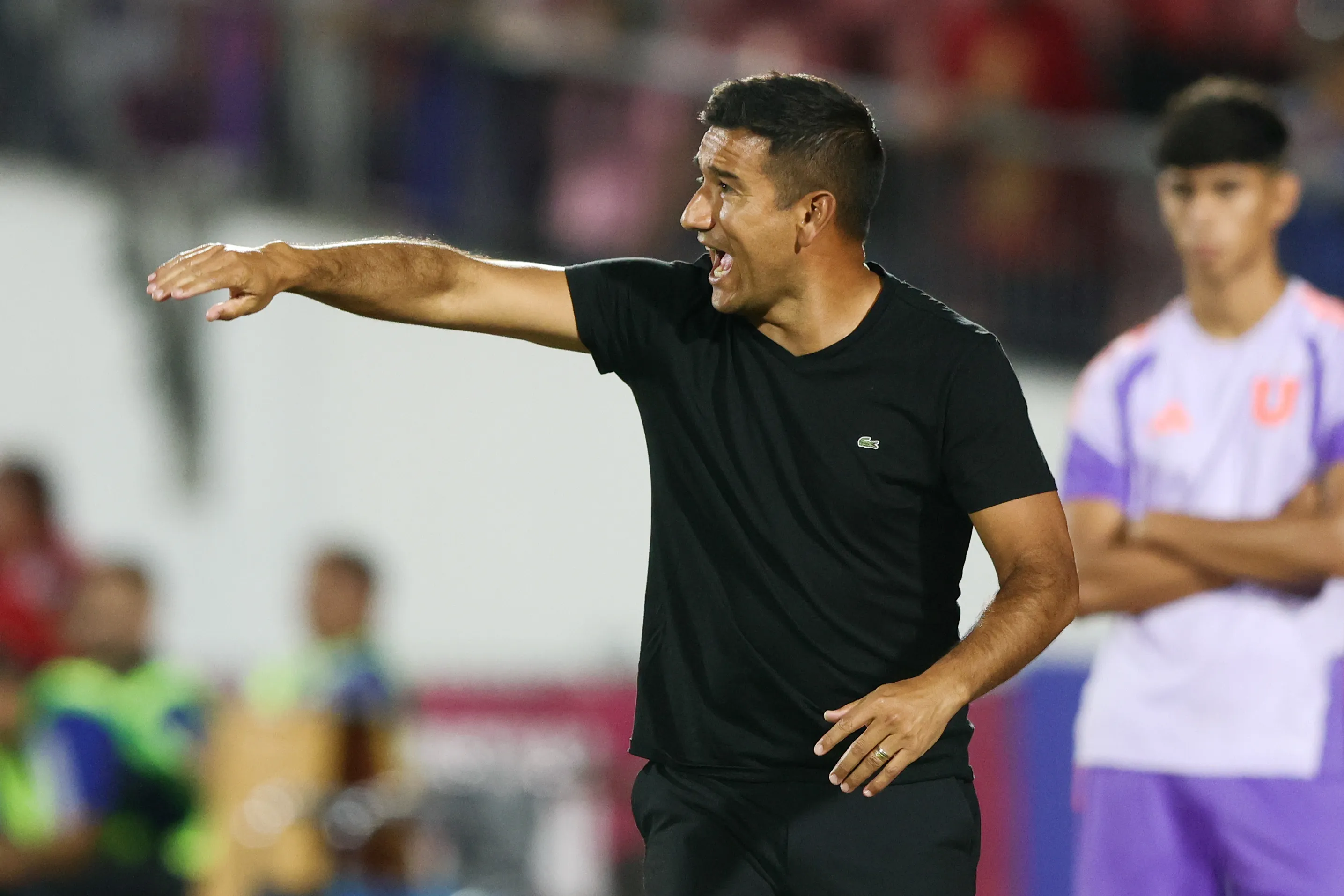 Víctor Rivero en el Estadio Nacional da indicaciones al cuadro limachino. (Felipe Zanca/Photosport).
