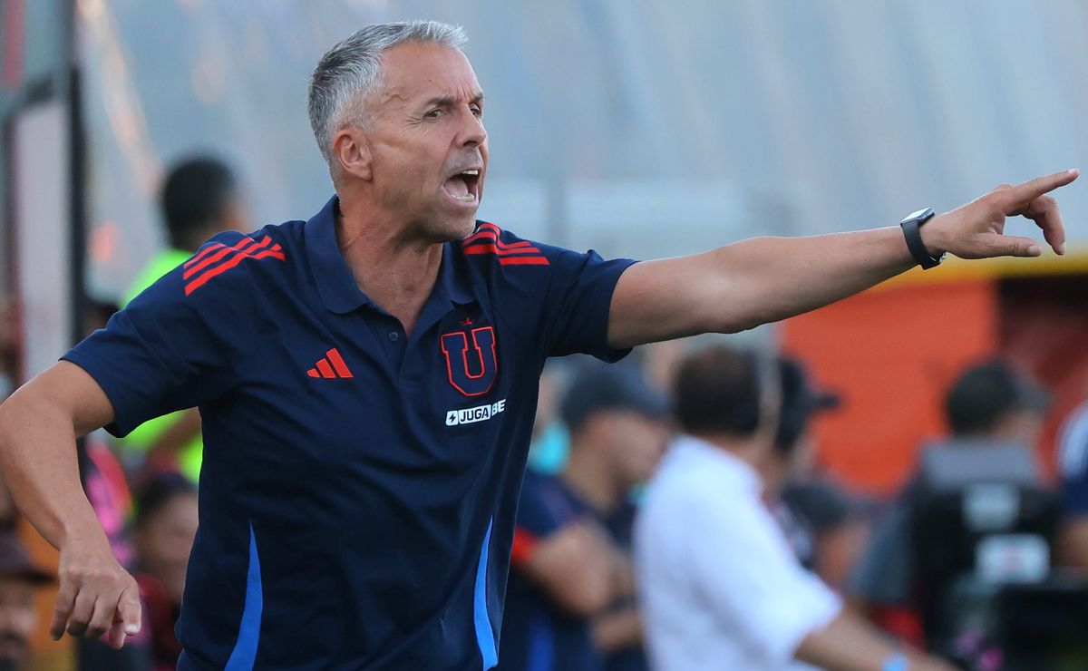 No ganan hace seis fechas y se viene el clásico: Gigante argentino busca a Gustavo Álvarez