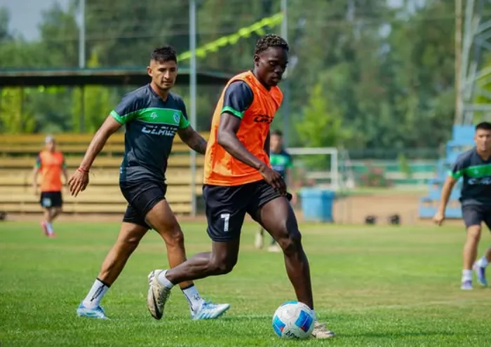 Manley Clerveaux en plena práctica de Deportes Puerto Montt. (Foto: @DPMChile).