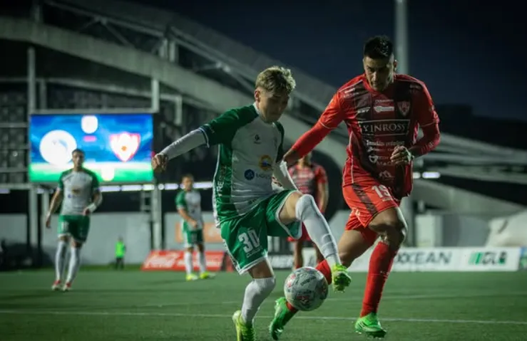 Salvador Negrete en acción ante Deportes Copiapó en la Primera B. (Foto: @DPMChile).