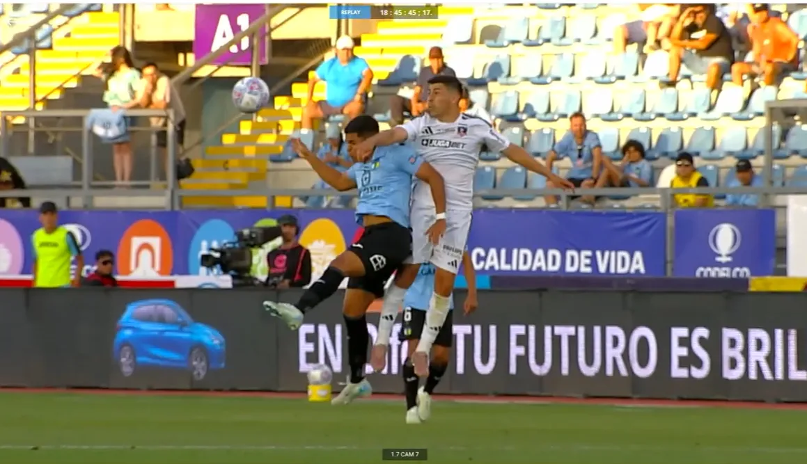 El codazo de Alarcón en el gol anulado a Colo Colo. Foto: VAR.