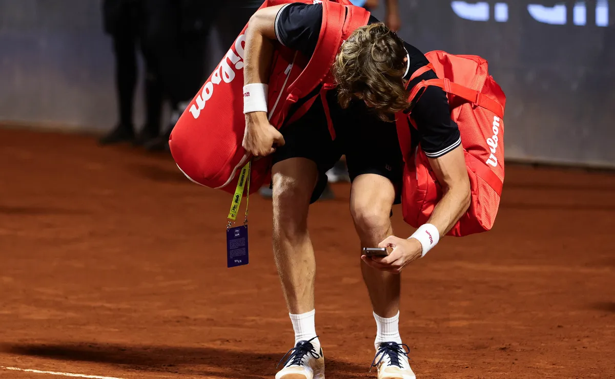 Nicolás Jarry molesto por marca de pelota en Chile Open Nicolás Jarry molesto por marca de pelota en Chile Open
