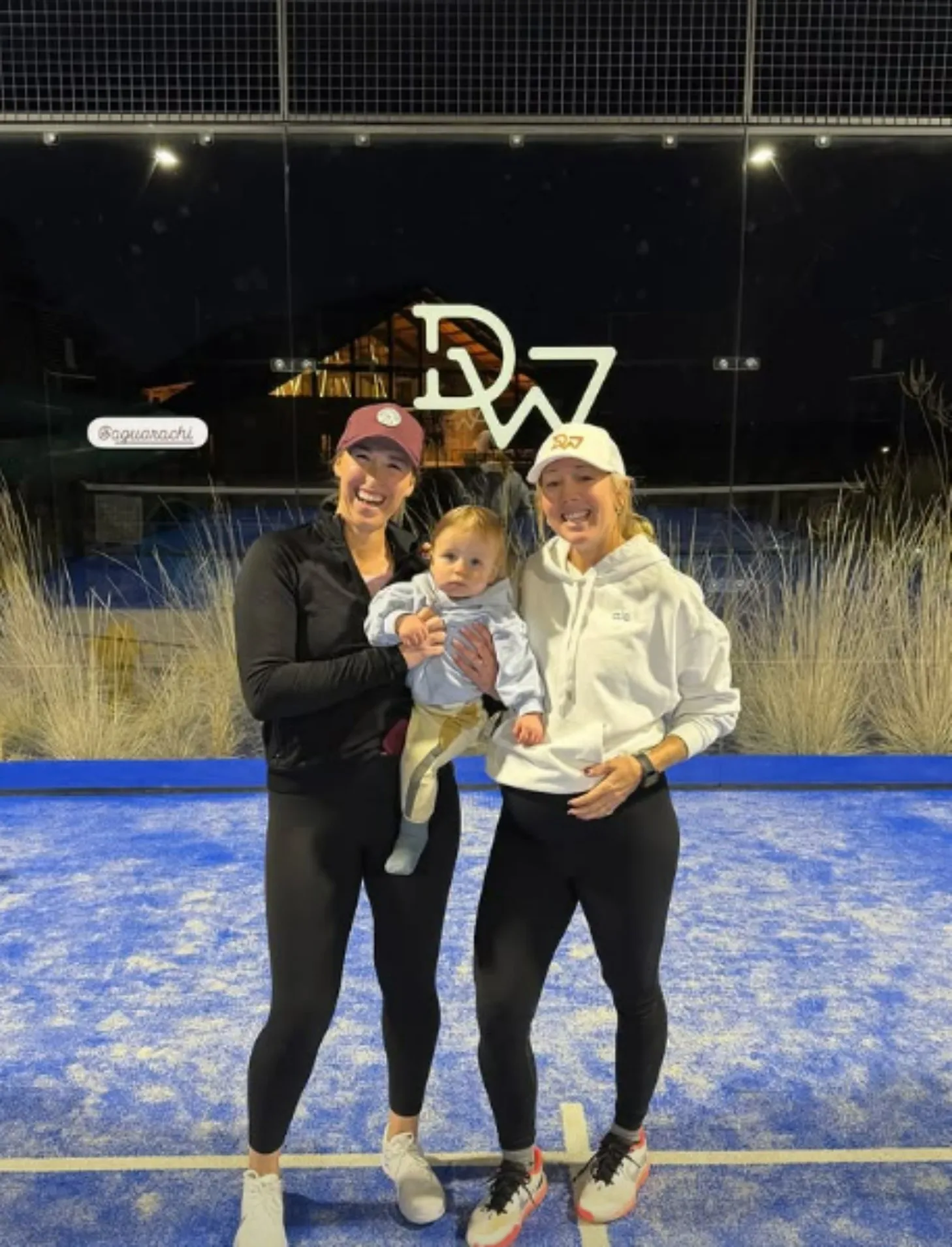 Guarachi antes de jugar en el WTA de Austin junto a su hijo de 1 año