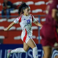 La defensa de 15 años que se luce en Colo Colo y fue llamada a la Roja adulta