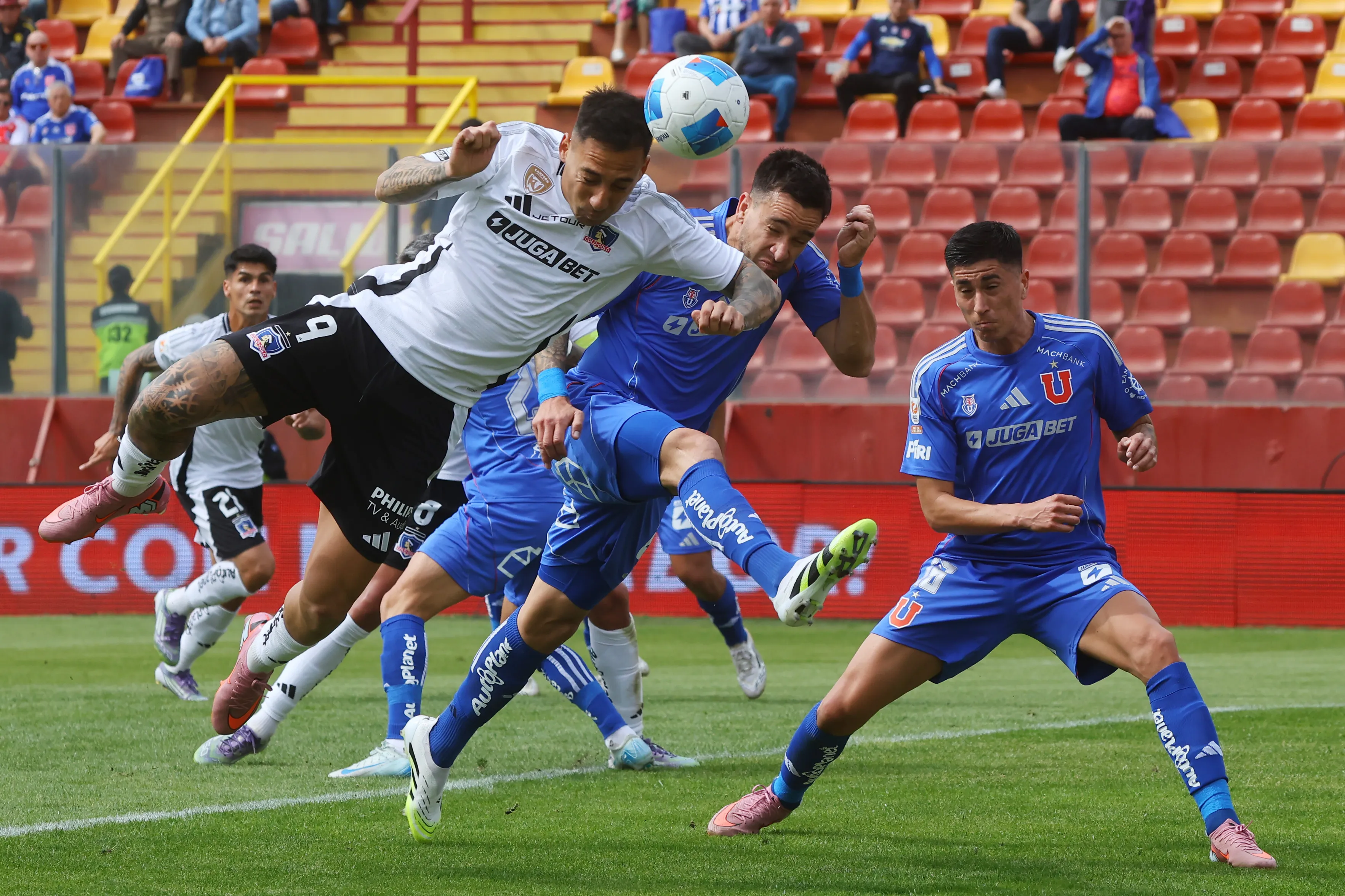 Javier Correa no ha podido convertirle a Universidad de Chile en los Superclásicos. ¿Podrá festejar el argentino este domingo con Colo Colo? | Foto: Photosport.