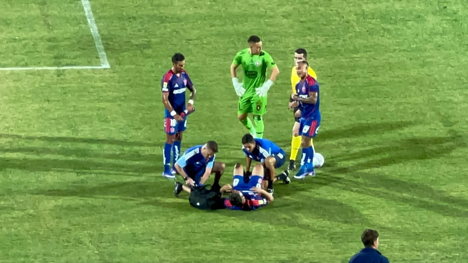 Lucas Assadi sufrió un duro esguince en el duelo de la U vs Limache. Foto: Cristián Fajardo / Redgol.