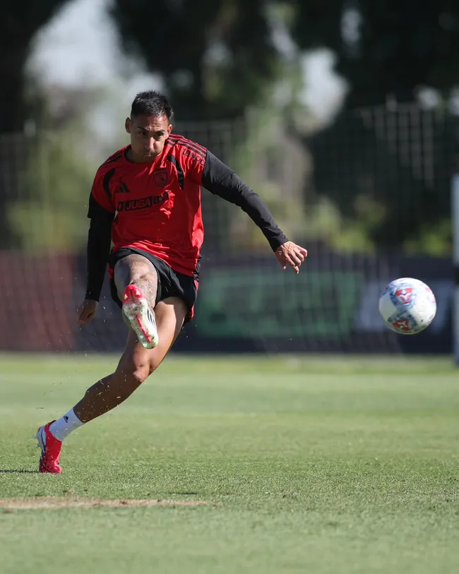 Javier Correa volvió y con todo a los entrenamientos en Colo Colo pensando en el Superclásico. Foto: Colo Colo.