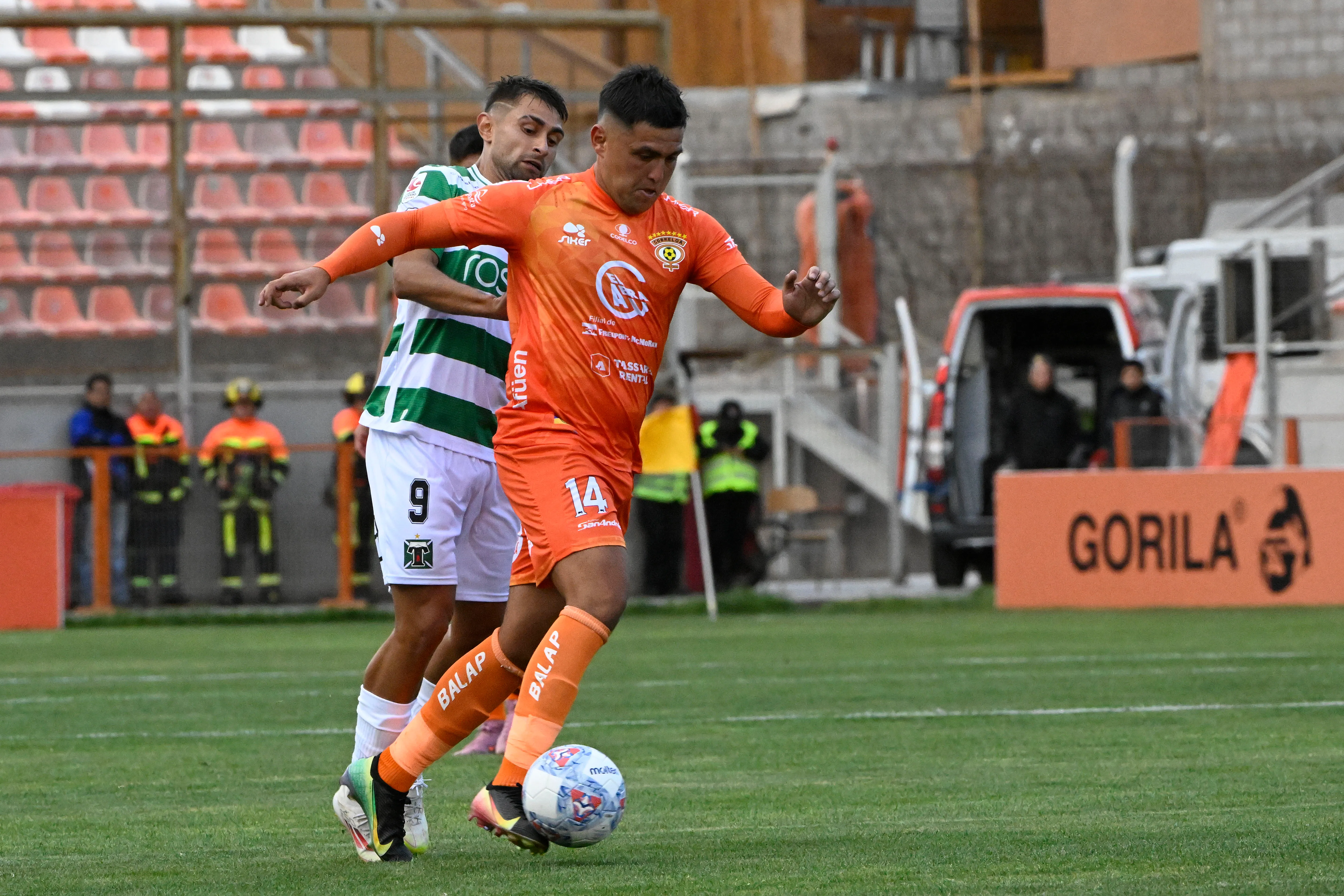 Tomás Aránguiz aguanta la marca del delantero uruguayo Luis Acevedo. (Pedro Tapia/Photosport).