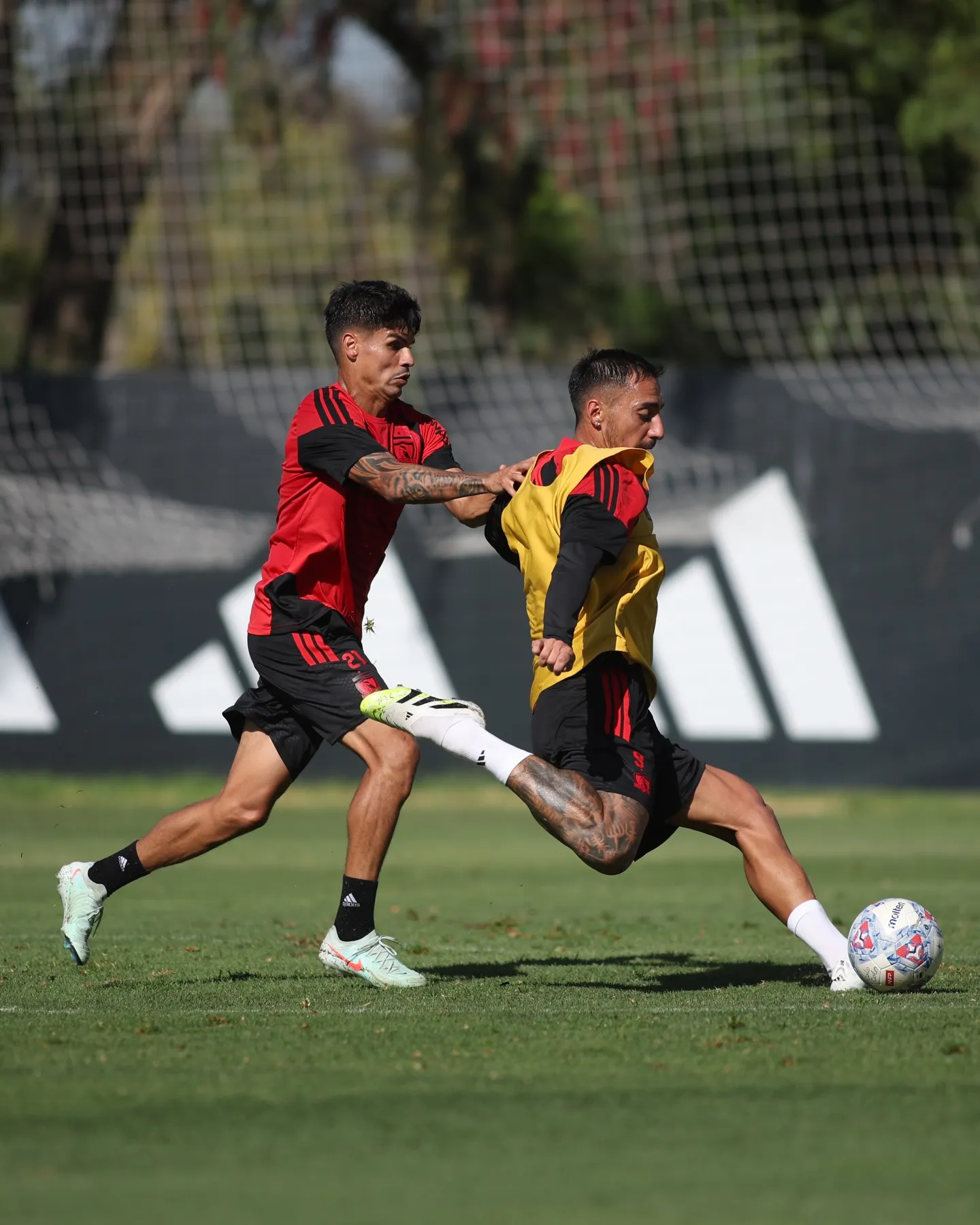Javier Correa entrena con normalidad y asoma como titular en la formación de Colo Colo ante la U. Foto: Colo Colo.
