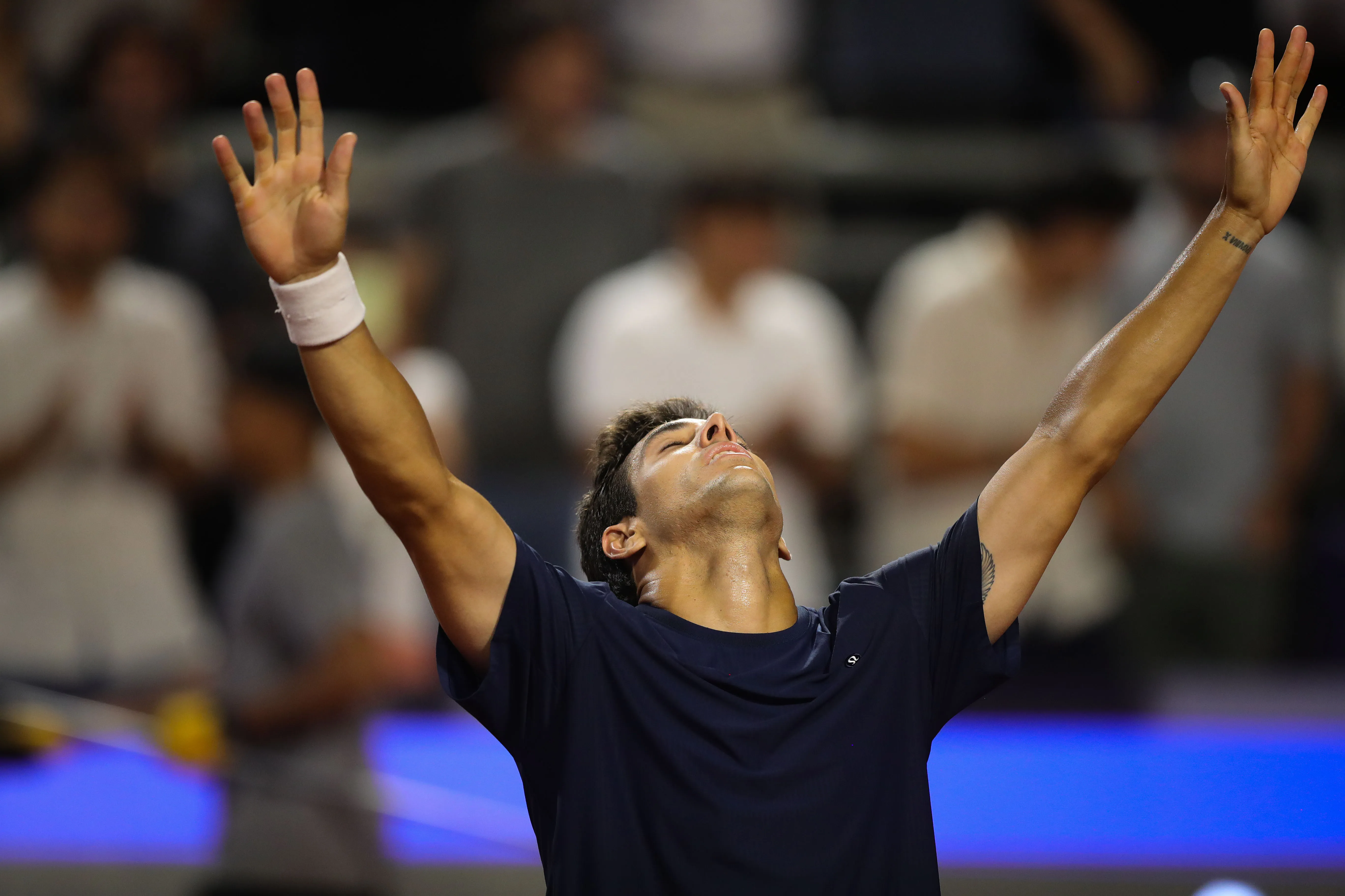 El emocionante festejo de Garin tras vencer a Cerúndolo en el Chile Open. (Felipe Zanca/Photosport)
