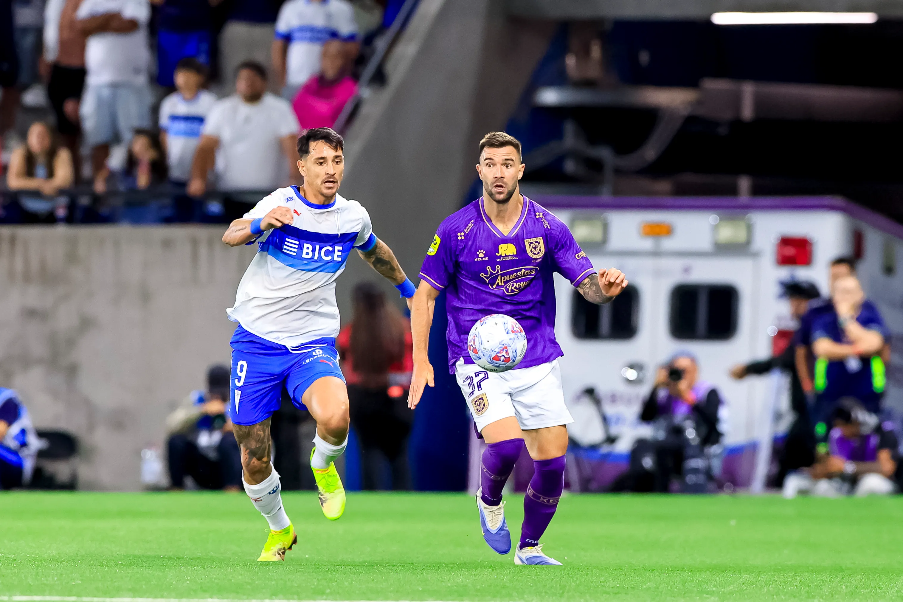 Fausto Grillo lucha con Fernando Zampedri en el Claro Arena. (Pepe Alvujar/Photosport).