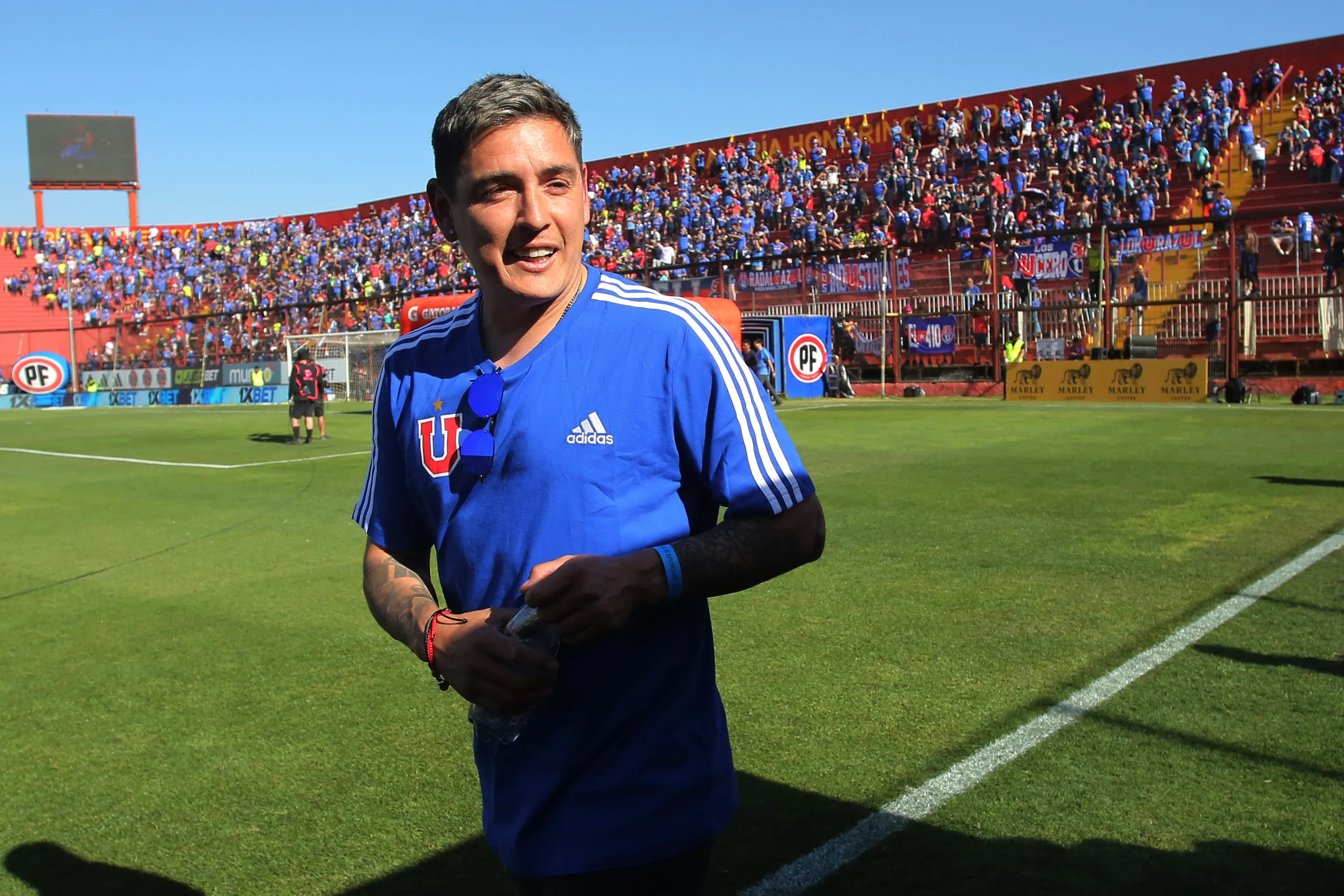 Matías Rodríguez conversa con sus ex compañeros de la U .Foto: Jonnathan Oyarzun/Photosport