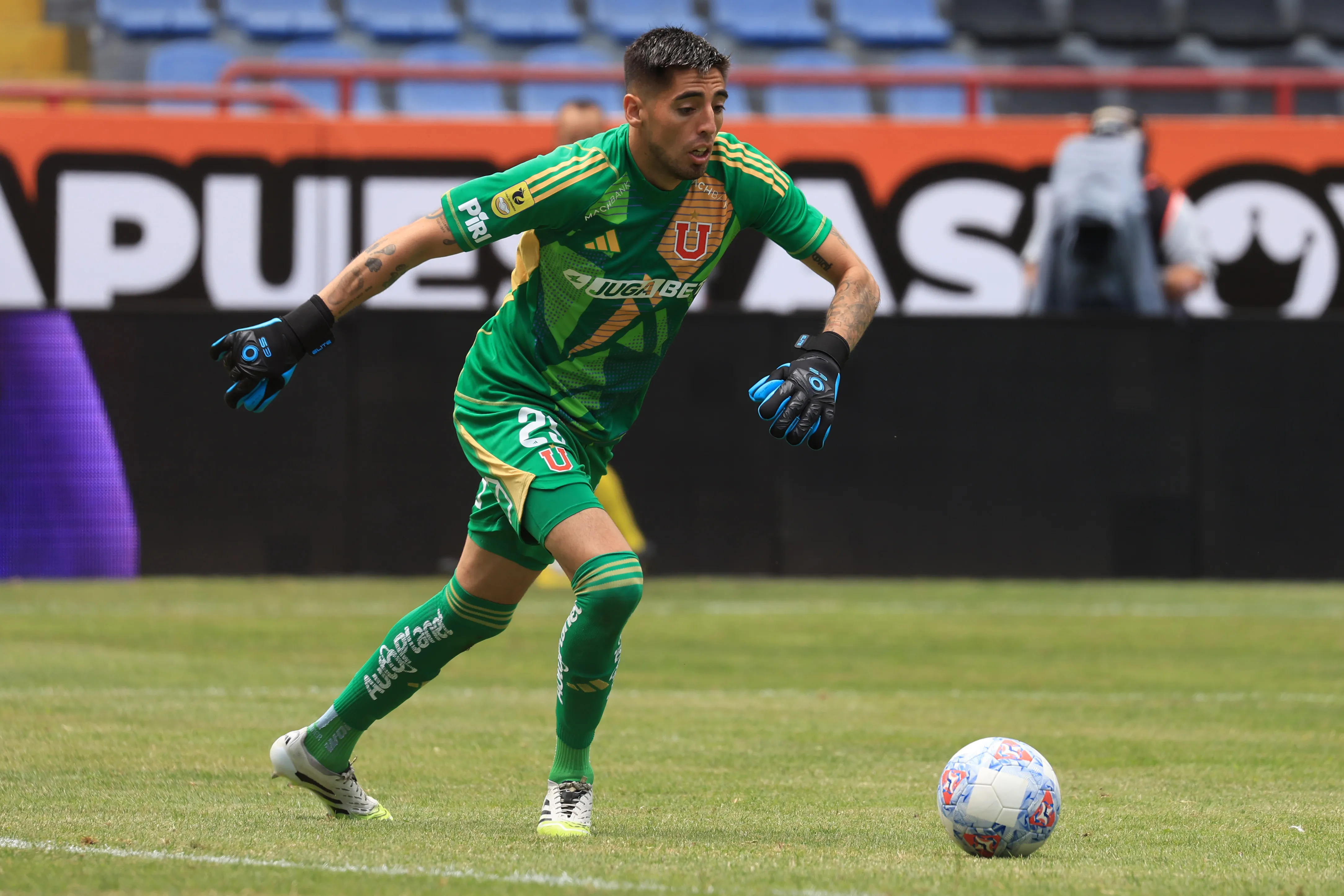 Gabriel Castellón ha recibido en el arco de Universidad de Chile cuatro goles en la misma cantidad de partidos en este 2026. | Foto: Photosport.