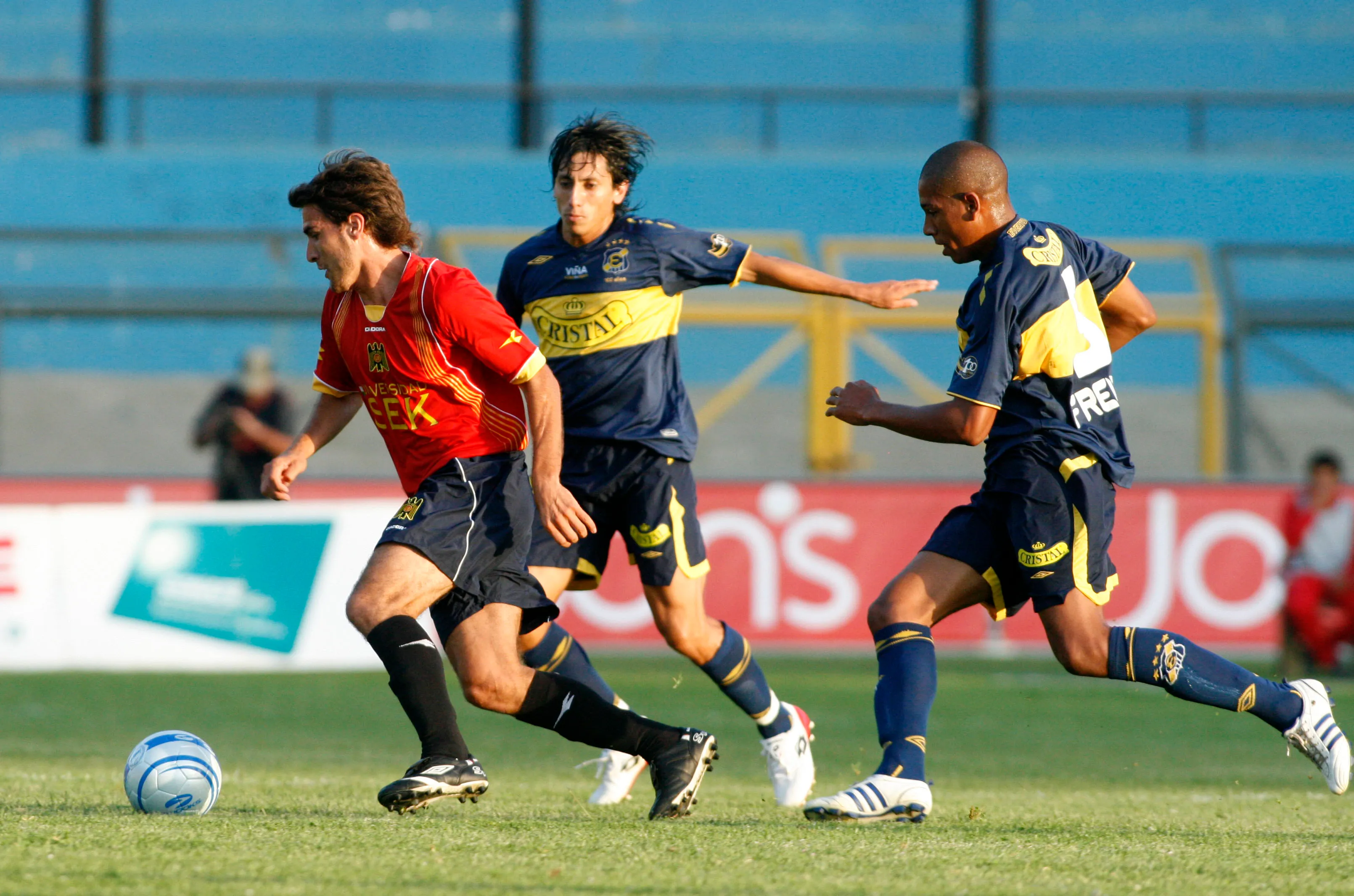 David Ramírez en acción ante Everton de Viña del Mar en Sausalito. (CLAUDIO DIAZ/PHOTOSPORT).