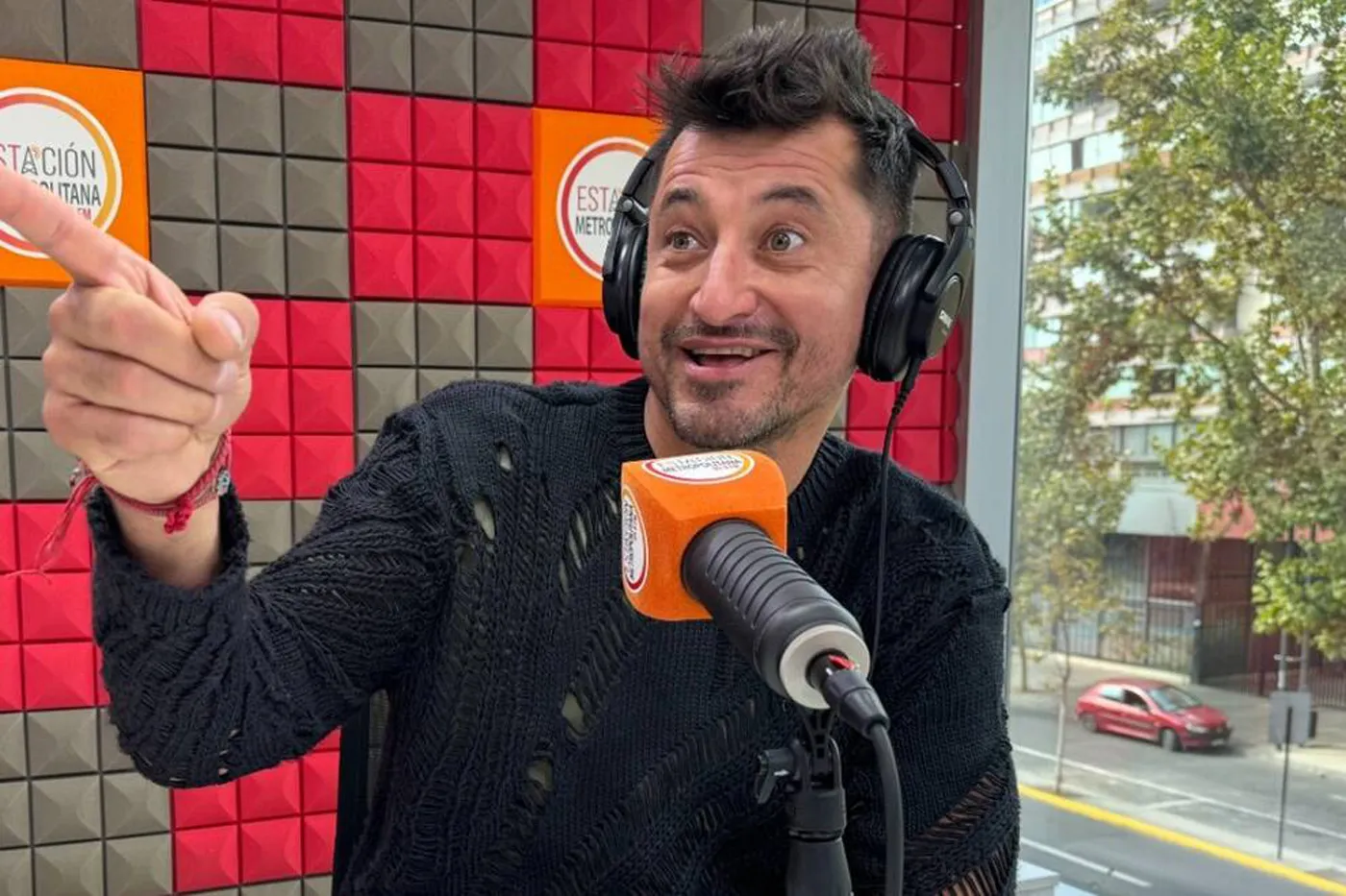 Nico Peric retira a Alexis Sánchez.