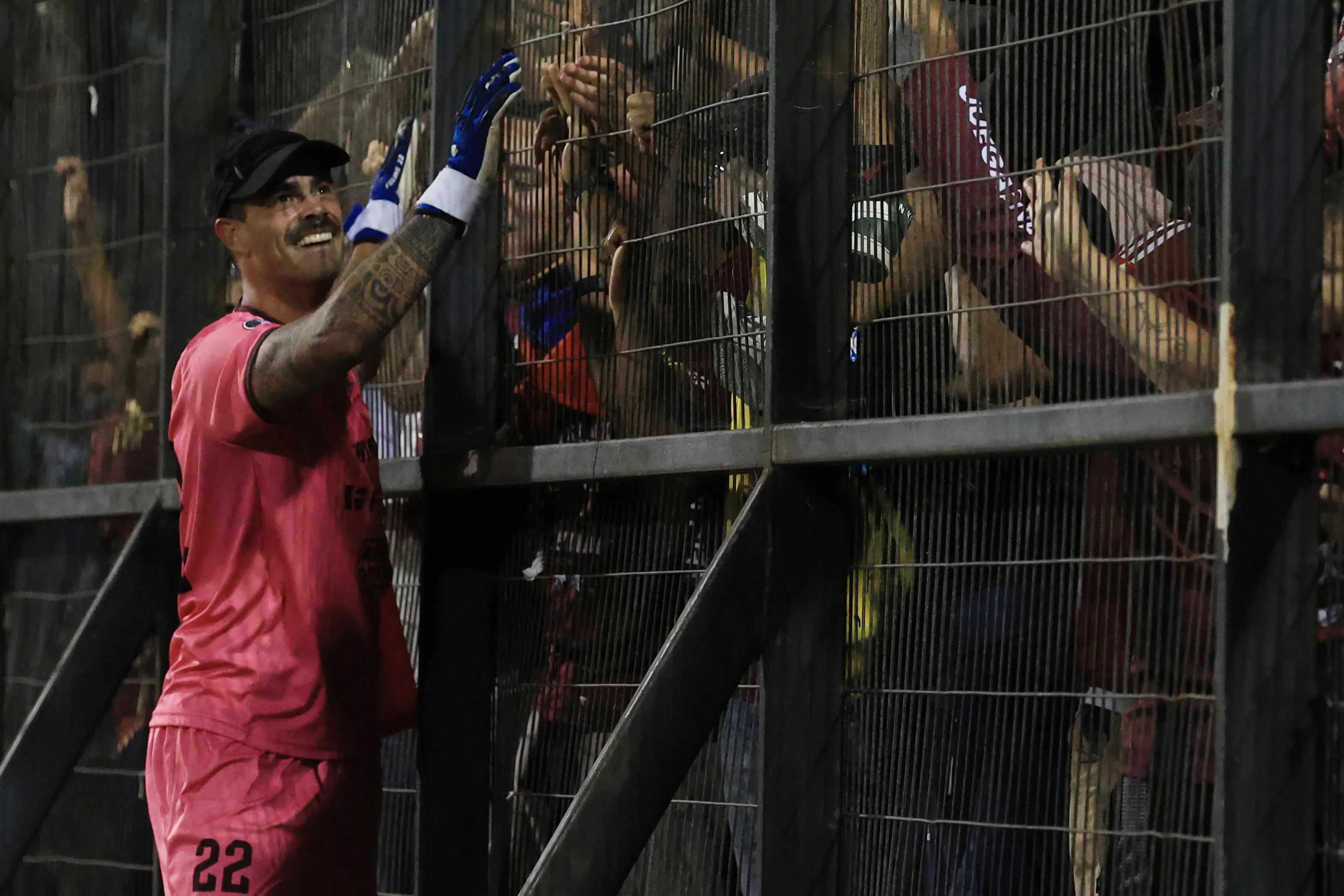 El portero Lucas Bruera celebró con los hinchas de Carabobo. (Eduardo Fortes/Photosport).