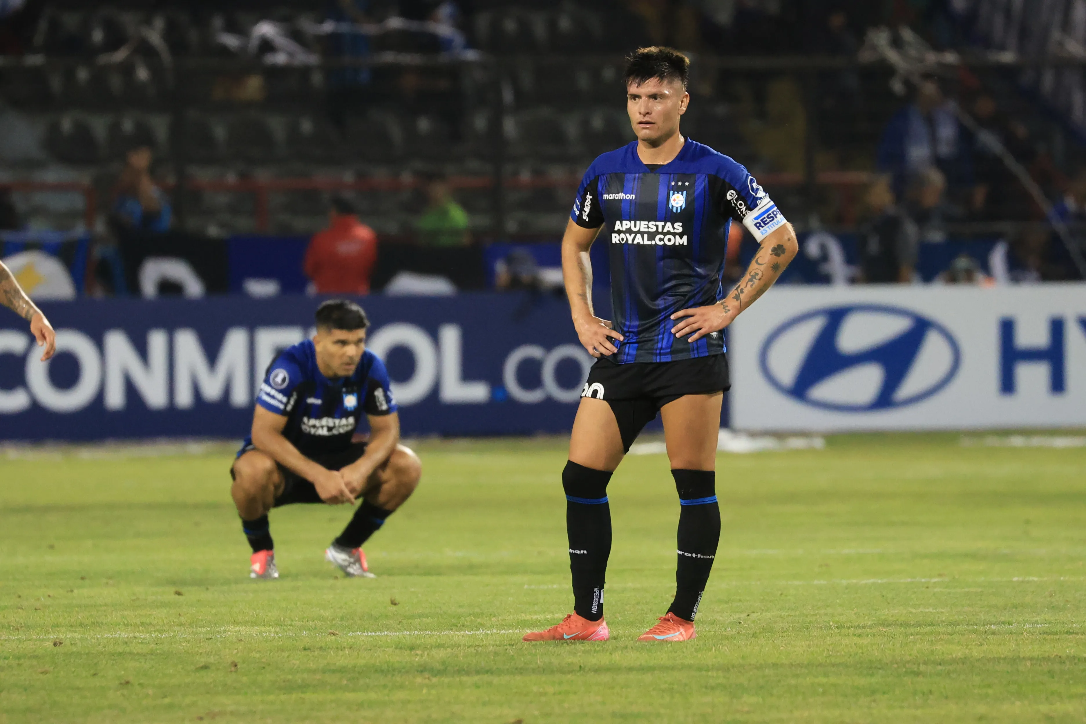 Huachipato la pasa mal: eliminado y acusado de racismo y xenofobia | Photosport