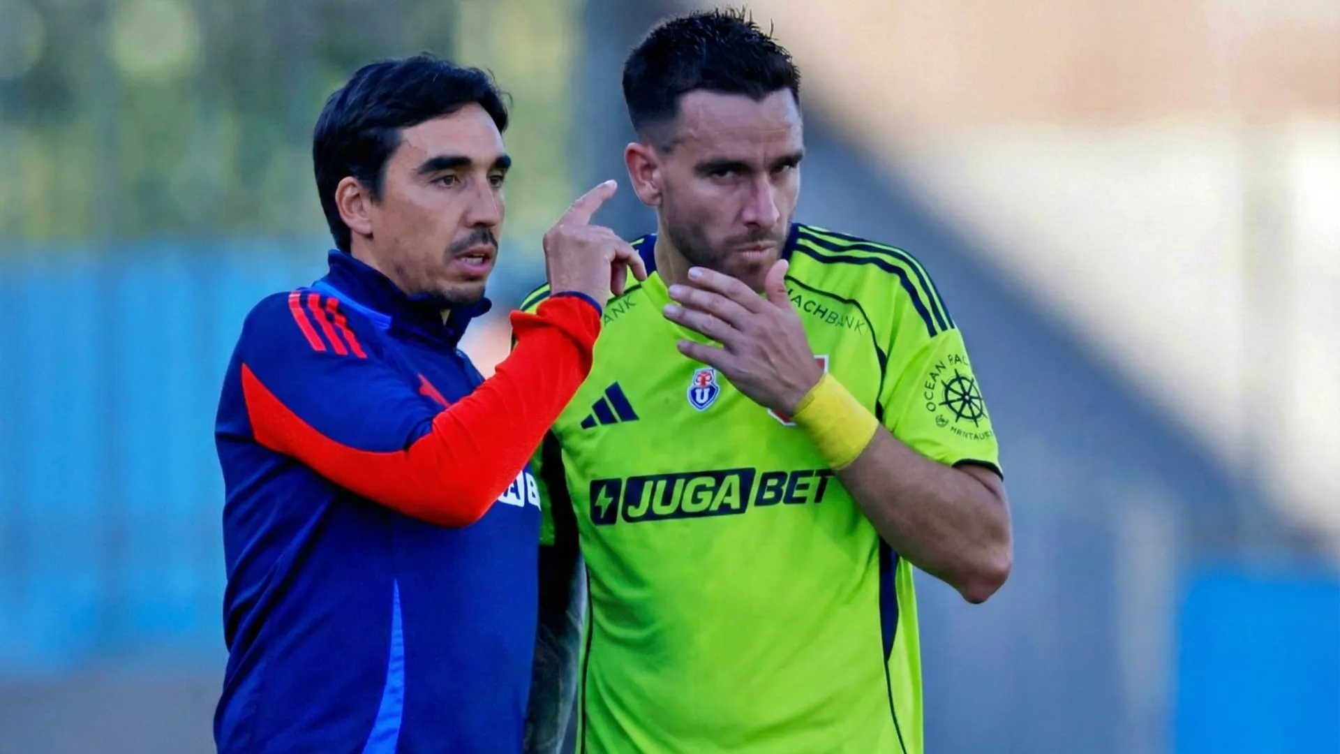 Matías Zaldivia realizó férrea defensa de “Paqui” Meneghini en la U. Foto: IA Gemini.