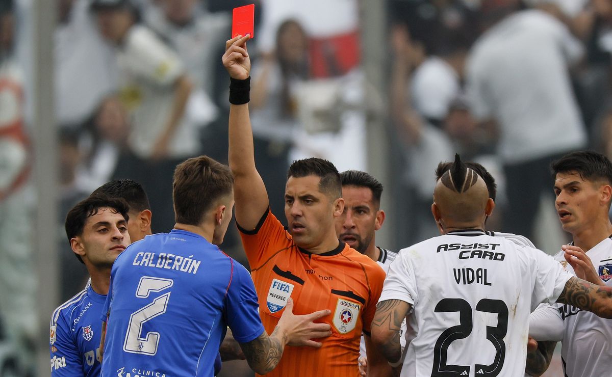 En Perú lo llamaron “ladrón”, Ancelotti lo encaró y ahora dirigirá el Superclásico entre Colo Colo y la U de Chile