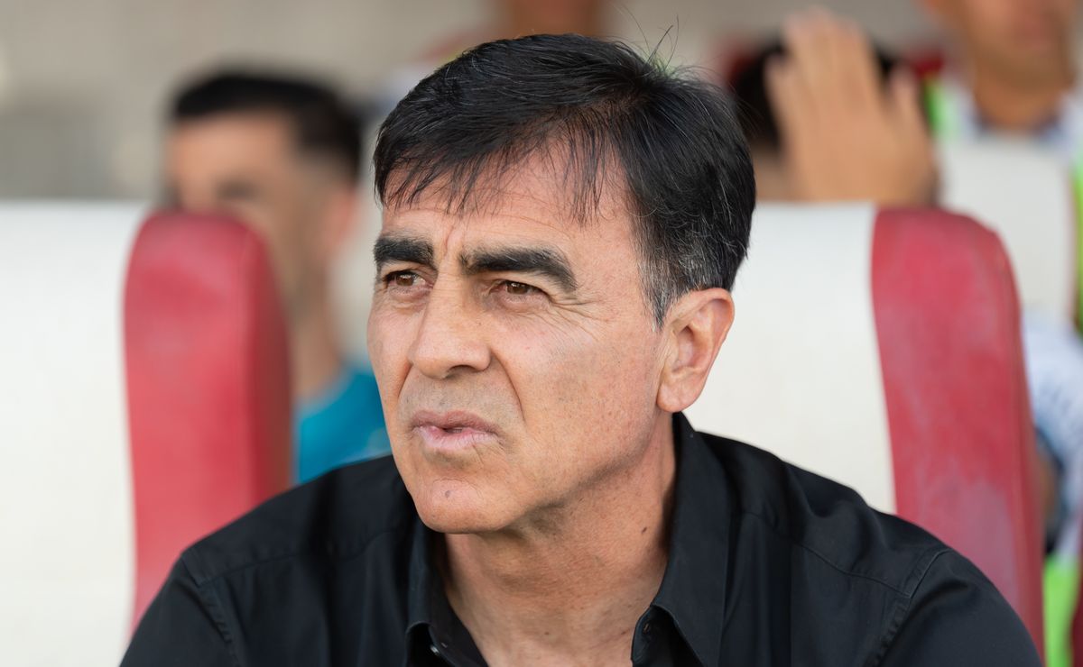 Quinteros explica el debut inmediato del chileno Maxi Gutiérrez en Independiente: “Fatiga, cansancio y no podíamos…”