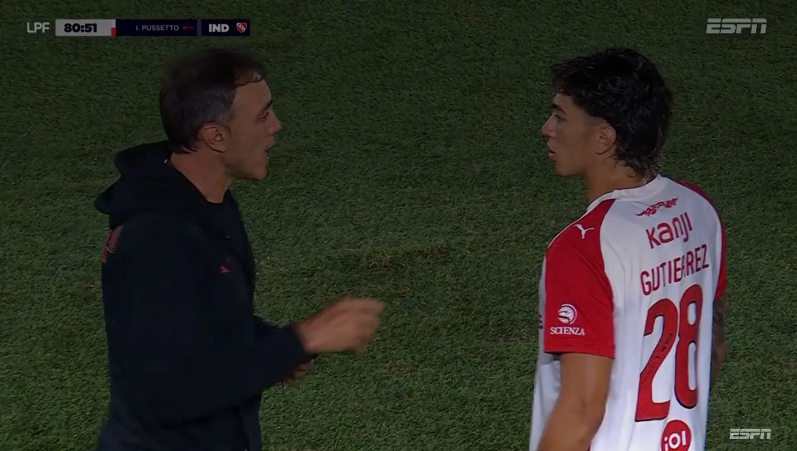 Maxi Gutiérrez recibe indicaciones de Leandro Desábato, primo y ayudante de Quinteros. (Captura ESPN).