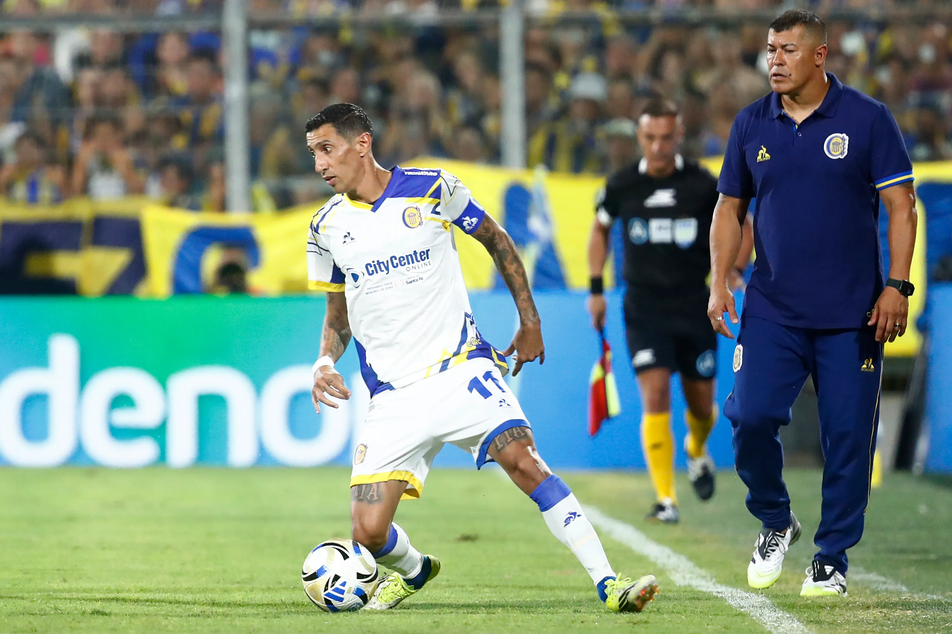 Jorge Almirón mira a Ángel di María jugar en Rosario Central. (Marcos Brindicci/Getty Images).