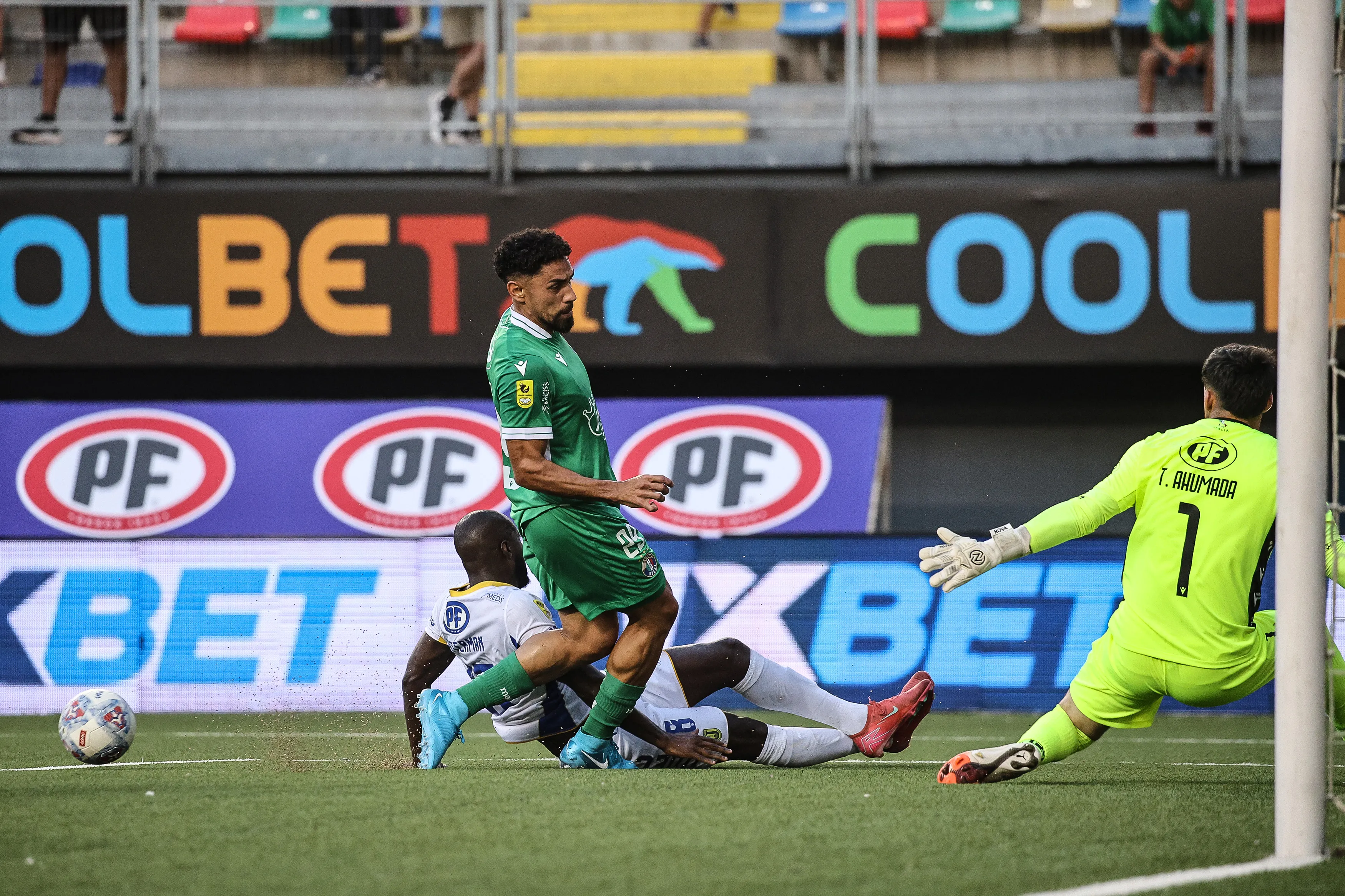 El defensor argentino Marcelo Ortiz y el portero chileno Tomás Ahumada, dos puntales de Audax. (Diego Martin/Photosport).