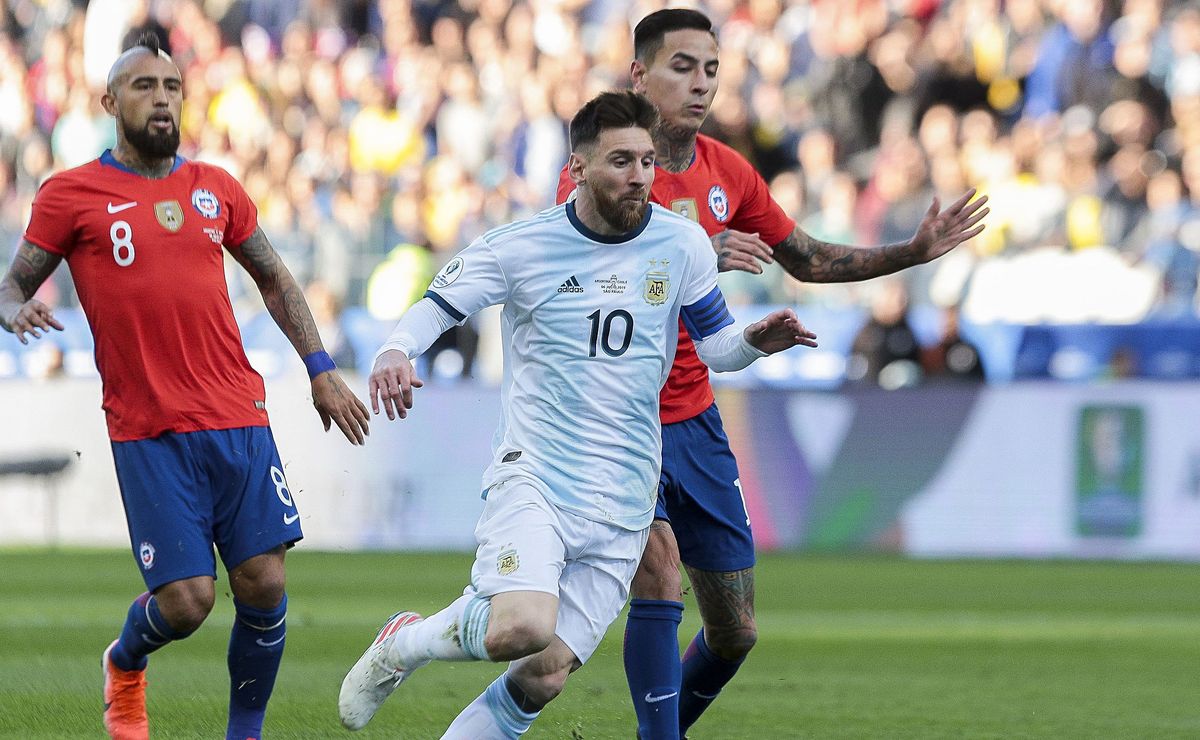 Erick Pulgar rechaza un sueldo que le permitía estar a la altura de Lionel Messi