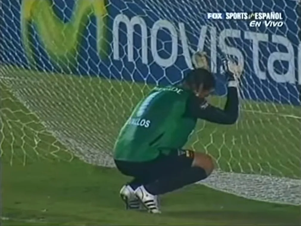 Pacho Cevallos hincado en el Maracaná en la final de Copa Libertadores 2008. Imagen: Fox Sports