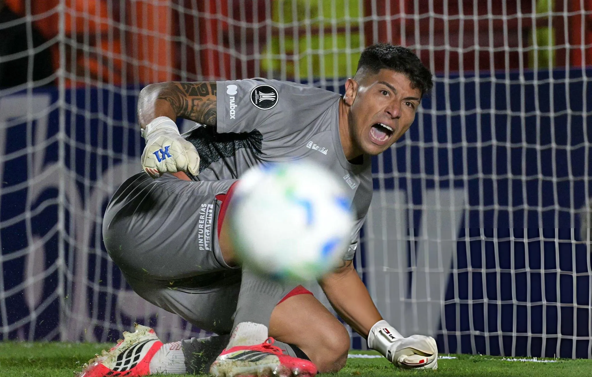 Brayan Cortés atajó dos penales, pero no alcanzó para la clasificación de Argentinos Juniors. | Foto: Conmebol.