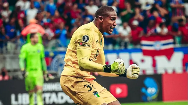 Omar Carabalí atajó tres penales en Brasil.